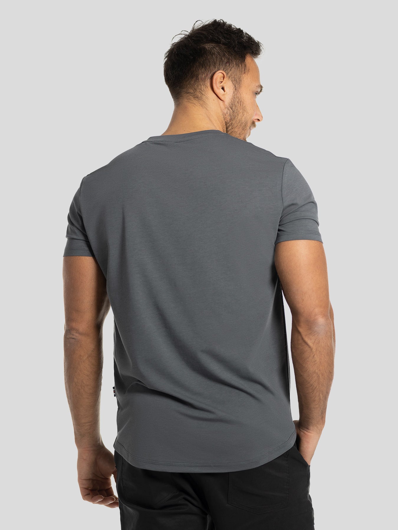 StayCool 2.0 T-Shirt mit V-Ausschnitt und geschwungenem Saum: Slim Fit