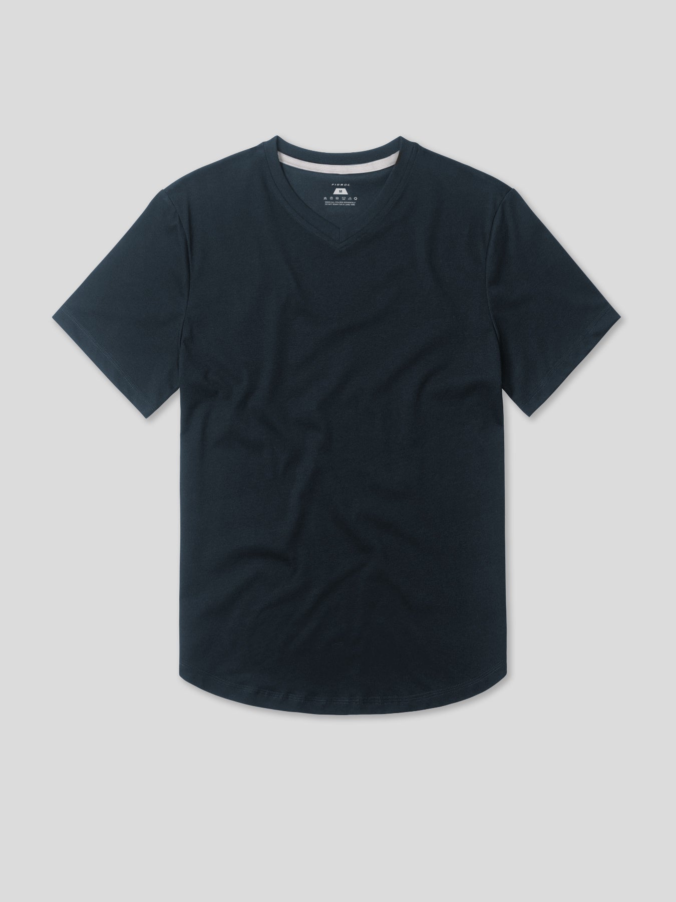 StayCool 2.0 T-Shirt mit V-Ausschnitt und geschwungenem Saum: Slim Fit